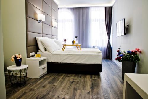 Giường trong phòng chung tại Plovdiv City Center Hotel