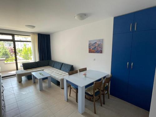 אזור ישיבה ב-Green Life Beach Blue Appartment