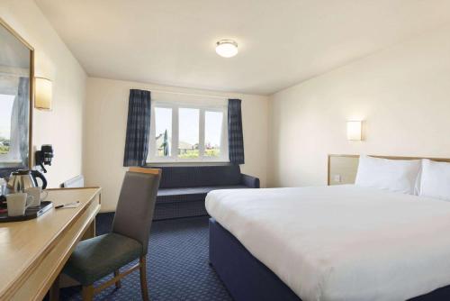 Days Inn Sutton Scotney North में एक कमरे में एक या कई बेड