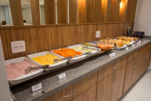 ein Buffet mit vielen verschiedenen Speisen in der Unterkunft Ilha Porchat Hotel in São Vicente