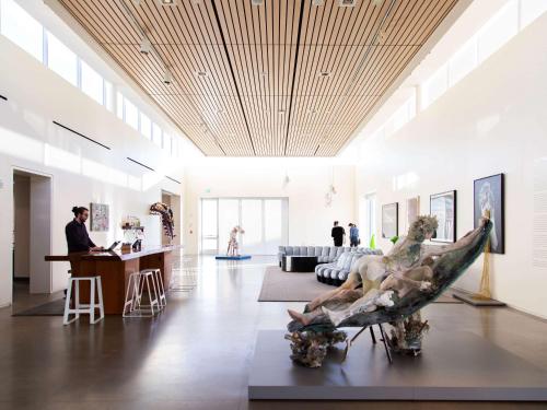 Ein Zimmer mit einer Statue eines Mannes, der auf einem Boot sitzt. in der Unterkunft 21c Museum Hotel Bentonville - MGallery in Bentonville