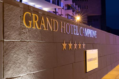 En logo, et sertifikat eller et firmaskilt på Grand Hotel Campione