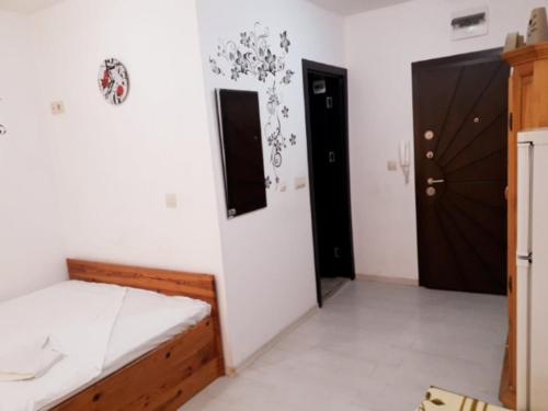 1 dormitorio con cama y puerta negra en Ruse Central Studio, en Ruse