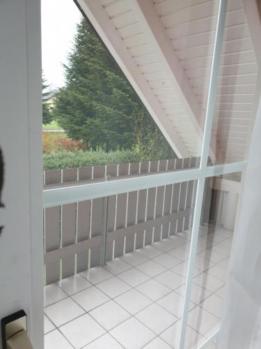 un balcone con una recinzione bianca e una finestra di Lindner Ferienwohnungen und Doppelzimmer a Fichtelberg