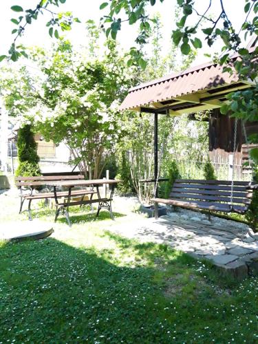 a picnic table and benches in a park at Pod Tatarską Górą in Biały Dunajec