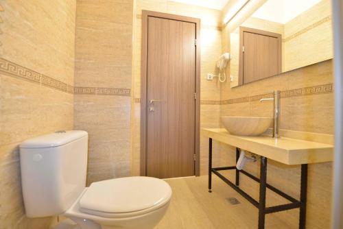 AMADEUS RESIDENCE tesisinde bir banyo