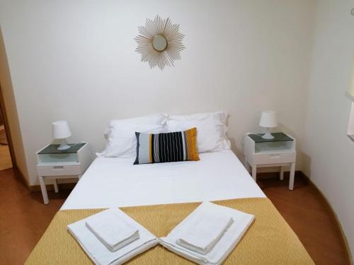 una camera con un letto bianco con due comodini di Portus Ribeira House a Vila Nova de Gaia