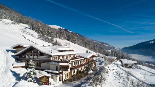 um alojamento de turismo selvagem na neve numa montanha de neve em Jugend- und Familienhotel Venedigerhof em Neukirchen am Großvenediger