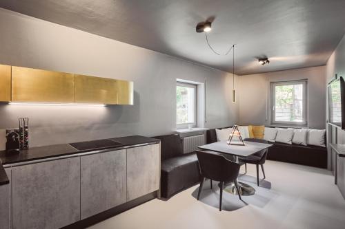 Ett kök eller pentry på Stufels 7 Design Apartment with Brixen Card