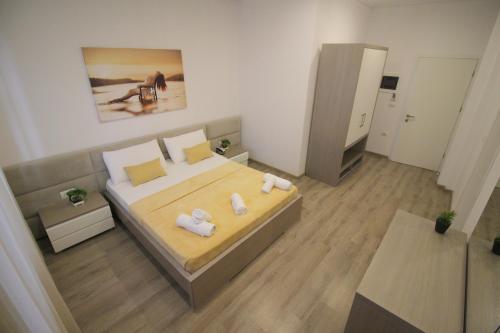 una piccola camera da letto con un letto e asciugamani di Zero Zero Apartments Sarande a Sarandë