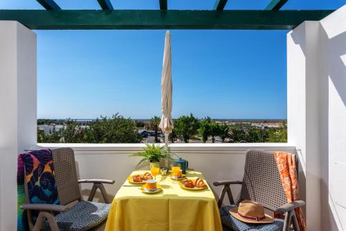 sunny apartment with sea view 발코니 또는 테라스