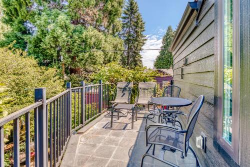 Un balcon sau o terasă la Upscale NE Portland Guesthouse