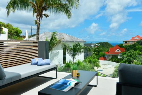 vistas al océano desde el balcón de una casa en Rêve de Saint Barth - Vue Mer - Piscine Chauffée & Jacuzzi, en Gustavia