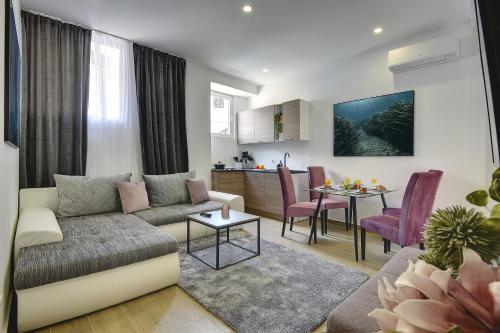 O zonă de relaxare la D&A Central Luxury Apartments with FREE Parking