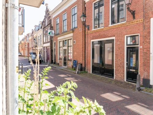 una calle adoquinada en una ciudad con edificios en Beautiful apartment in city center, en Leeuwarden