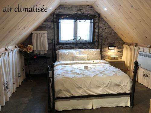 una camera da letto con letto in mansarda di Appartement champêtre a Saguenay