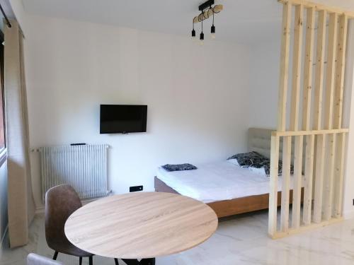 Cette petite chambre comprend une table et un lit. dans l'établissement Apartment Cannes Gallia Grand Park, à Cannes