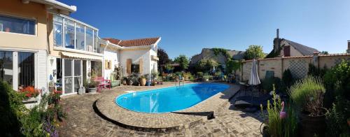 The swimming pool at or close to Vintage Luxurious house