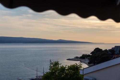 uma vista para uma grande massa de água em Apartment 1911 em Brela