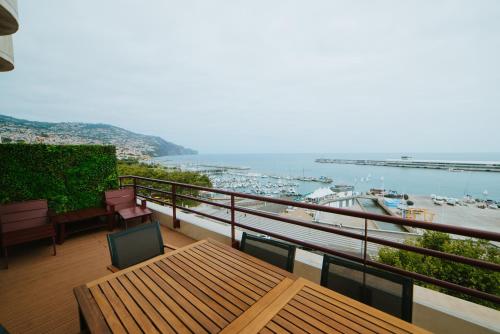 balcone con tavolo, sedie e vista sul porto di Rooftop Marina l by Madeira Best Apartments a Funchal