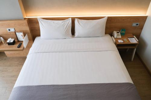 Una cama o camas en una habitación de Allstay Hotel Semarang Simpang Lima