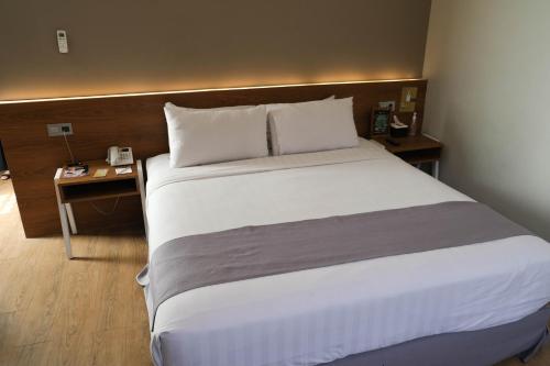 Una cama o camas en una habitación de Allstay Hotel Semarang Simpang Lima