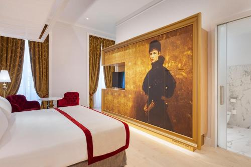 een slaapkamer met een groot schilderij van een man bij Áurea Ana Palace by Eurostars Hotel Company in Boedapest