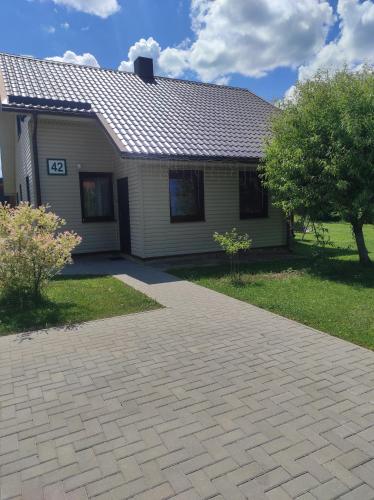 una casa con una entrada delante de ella en Atostogų namai, en Druskininkai