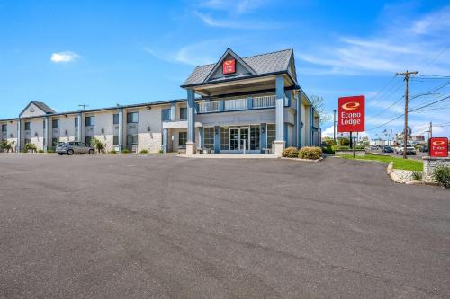 un gran edificio con un cartel delante en Econo Lodge Quakertown, en Quakertown