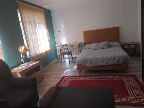 una camera con letto, tavolo e sedia di LA PITA BEACH HOUSE a Almería