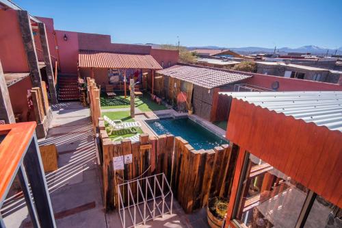 - une vue sur un bâtiment avec piscine dans l'établissement Hotel Casa Algarrobo, à San Pedro de Atacama