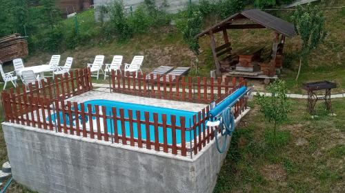 A piscina localizada em Біля лісу Шале з двома спальнями ou nos arredores