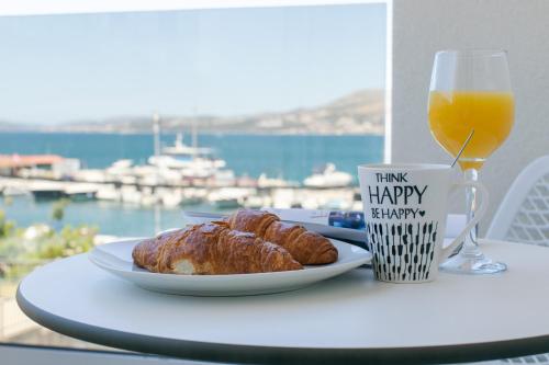 トロギールにあるEnjoy Trogir Ciovoのテーブル(ペストリープレートとオレンジジュース1杯付)