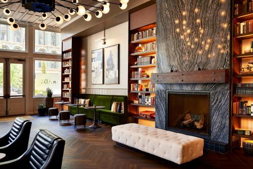 Area tempat duduk di The Grady Hotel