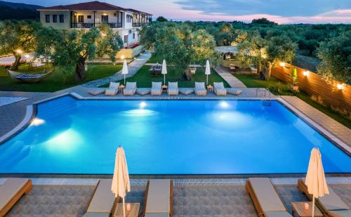 una vista aérea de una piscina con sillas y sombrillas en Nefeli Fresh Hotel by Del Mare, en Skala Rachoniou