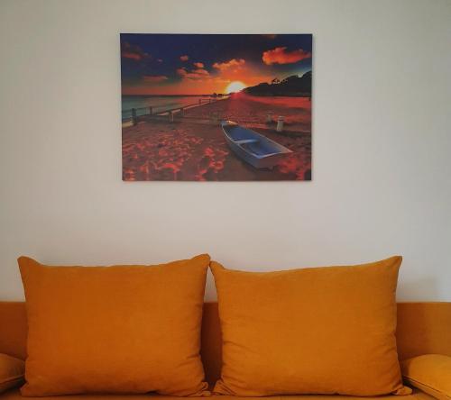 una imagen de una playa con un barco en la pared en Grkov Apartment, en Skopje