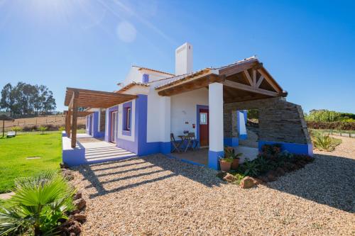 Villa con vistas a una casa en Ares do Monte - Turismo Rural, en Cercal