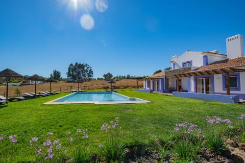 un patio con piscina y una casa en Ares do Monte - Turismo Rural, en Cercal