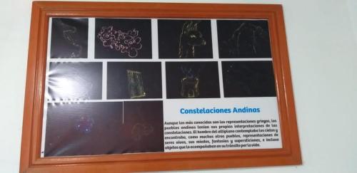 un poster en un marco de madera en un museo en Amantani Lodge, en Ocosuyo