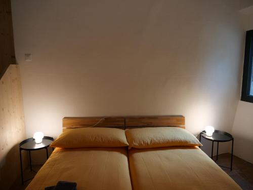 um quarto com uma cama com duas mesas de cabeceira em Bed and Breakfast Chiarina em Mendrisio