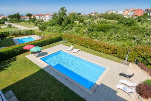 einen Blick über einen Pool im Hof in der Unterkunft Aurea Novigrad in Novigrad Istria