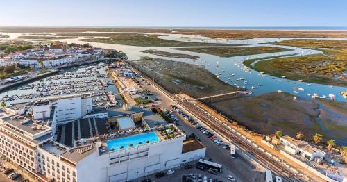 eine Luftansicht eines Hafens mit Yachthafen in der Unterkunft AP Eva Senses in Faro