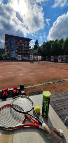 Pista de tennis o esquaix a Casa Frent o a prop