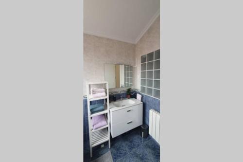 a bathroom with a sink and a white cabinet at Apartamento nuevo en El Astillero in El Astillero