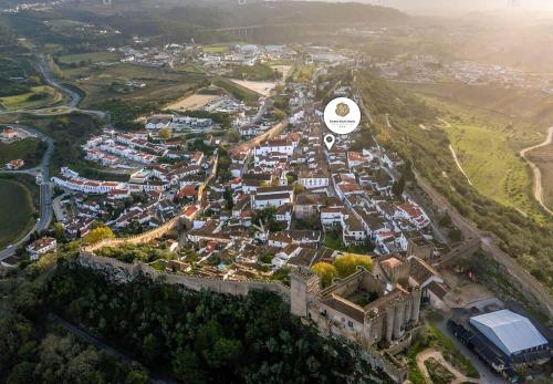 una vista aérea de una ciudad con un castillo en Rainha Santa Isabel - Óbidos History Hotel, en Óbidos