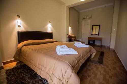 Una habitación de hotel con una cama con toallas. en Hotel Niki, en Nafpaktos