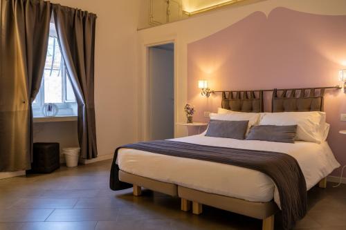 A bed or beds in a room at Sotto le Stelle ai Decumani