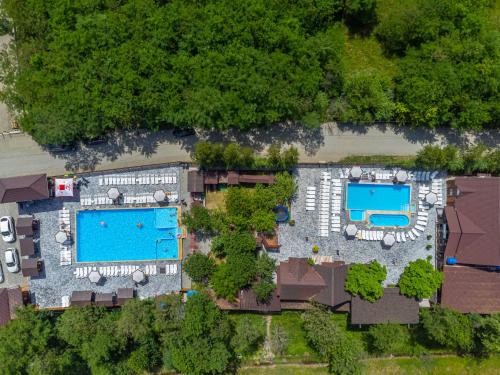 uma vista panorâmica de um resort com duas piscinas em ASTORIA em Solotvyno