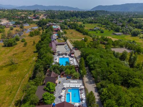 uma vista aérea de um resort com duas piscinas em ASTORIA em Solotvyno