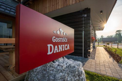 Vottorð, verðlaun, skilti eða annað skjal til sýnis á Guesthouse & Camping Danica Bohinj